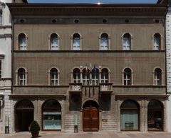Trento-Palazzo Saracini Cresseri-front by Matteo Ianeselli. Used under a CC BY-SA 3.0 license.
