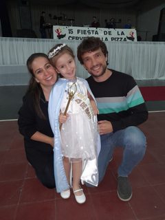 Martina Milagros Moreyra Argante Mini Reina de la Fiesta de la Pizza y la Cerveza Pueblo Ramona by Mario Marcelino Moreyra Gimenez. Used under a CC BY-SA 4.0 license.